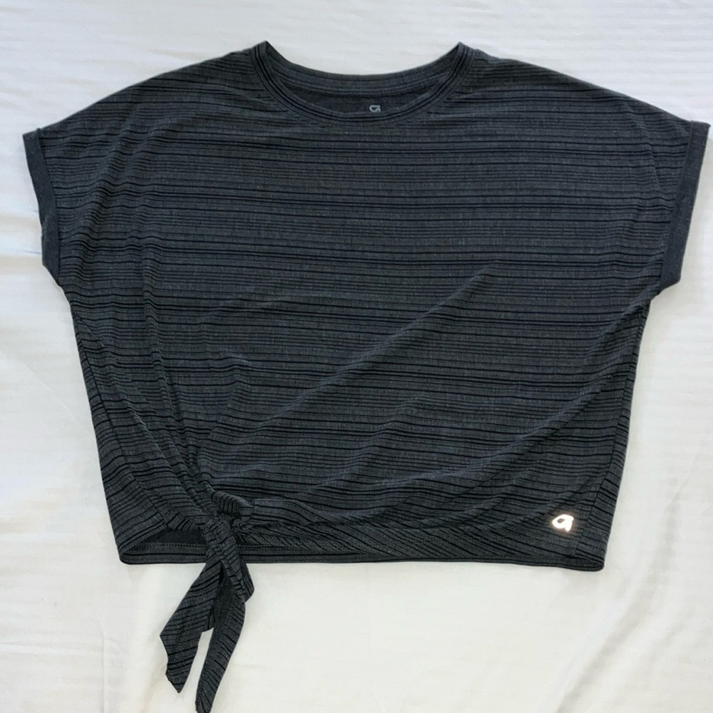 GapFit Breathe small women’s Boxy Tie Front Short Sleeve Tee